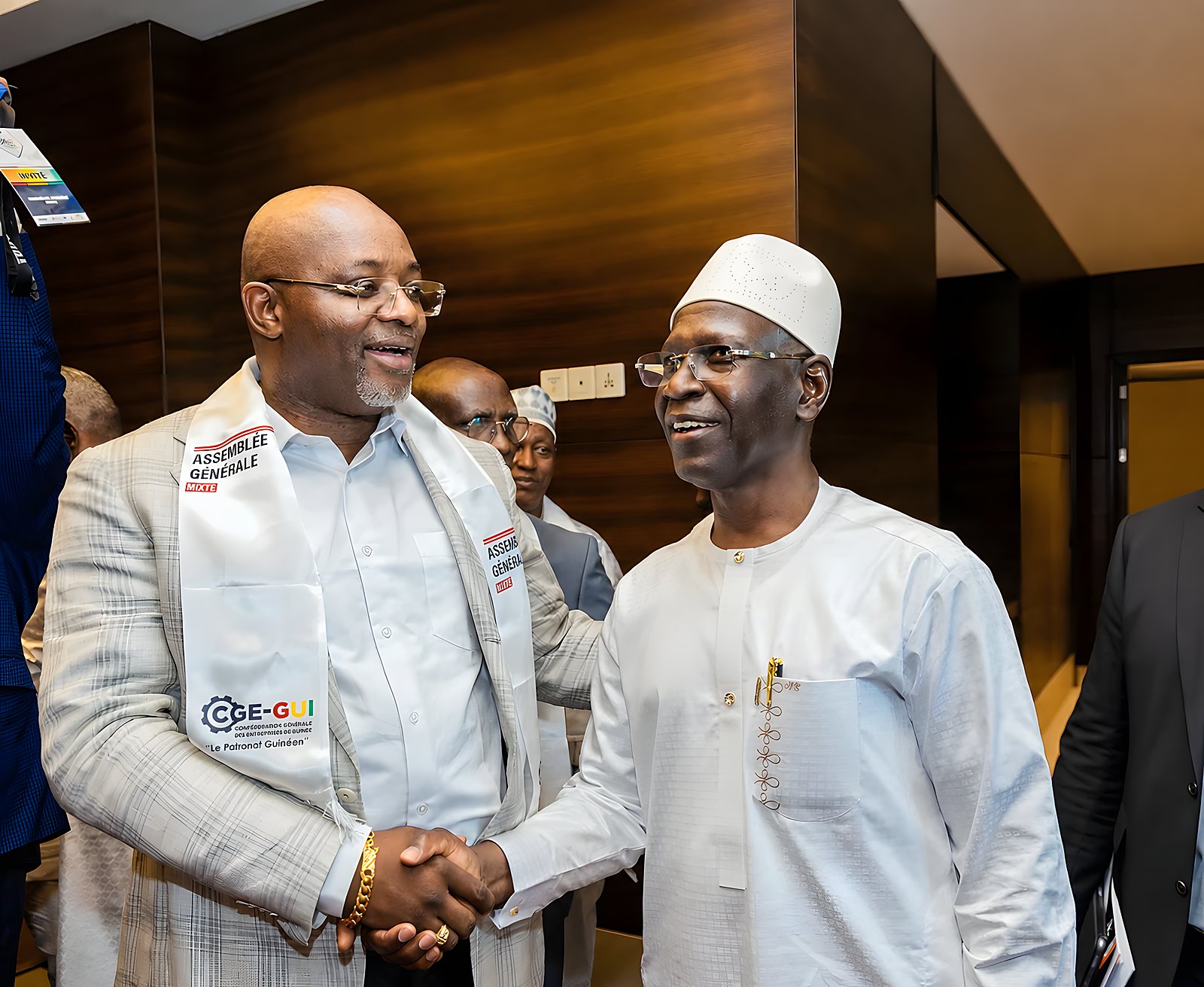 Ibrahim Camara salue un participant lors de l'Assemblée générale de la CGE-GUI