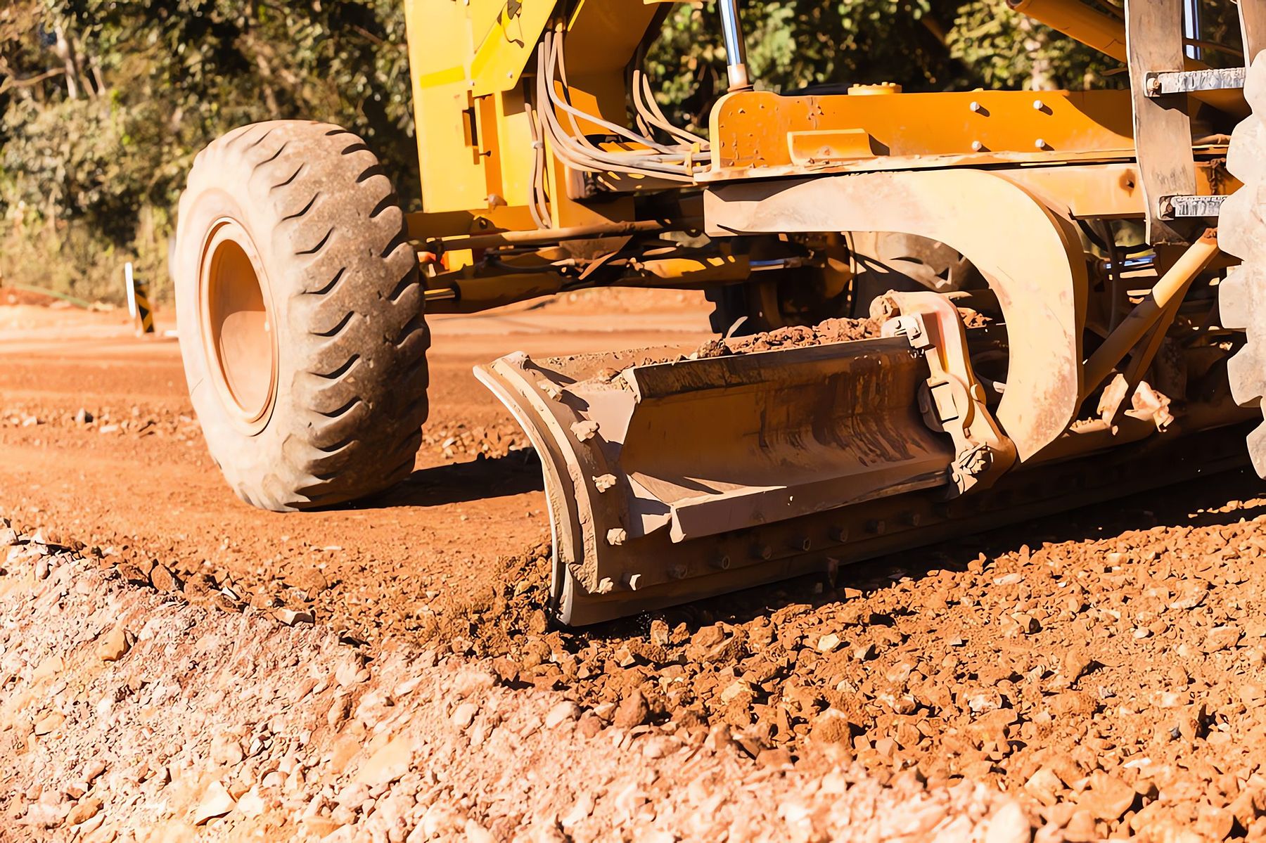 Grader en nivellement d'une couche de latérite
